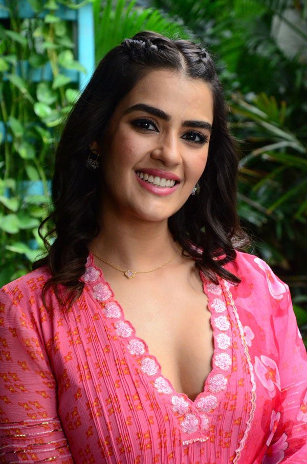 kavya-thapar-stills-5-6.jpg