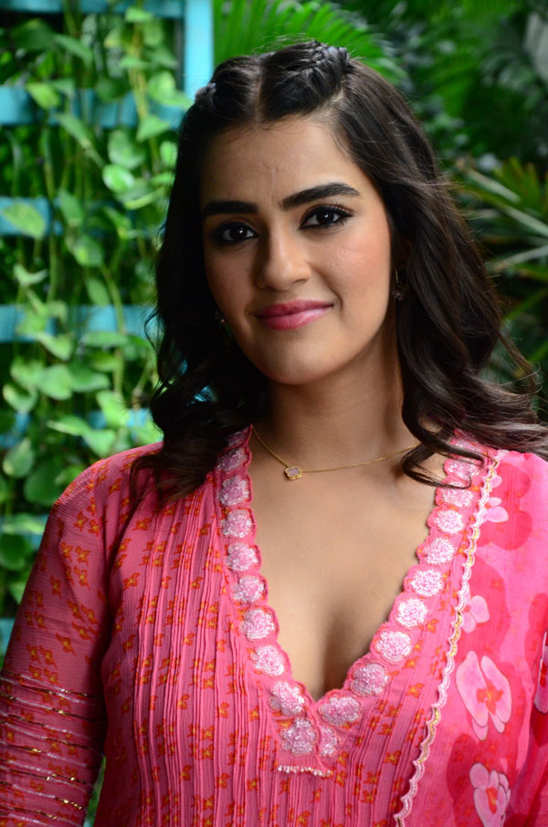 kavya-thapar-stills-5-7.jpg