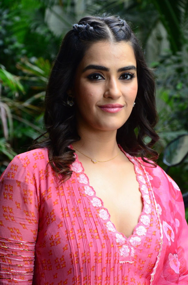 kavya-thapar-stills-5-8.jpg