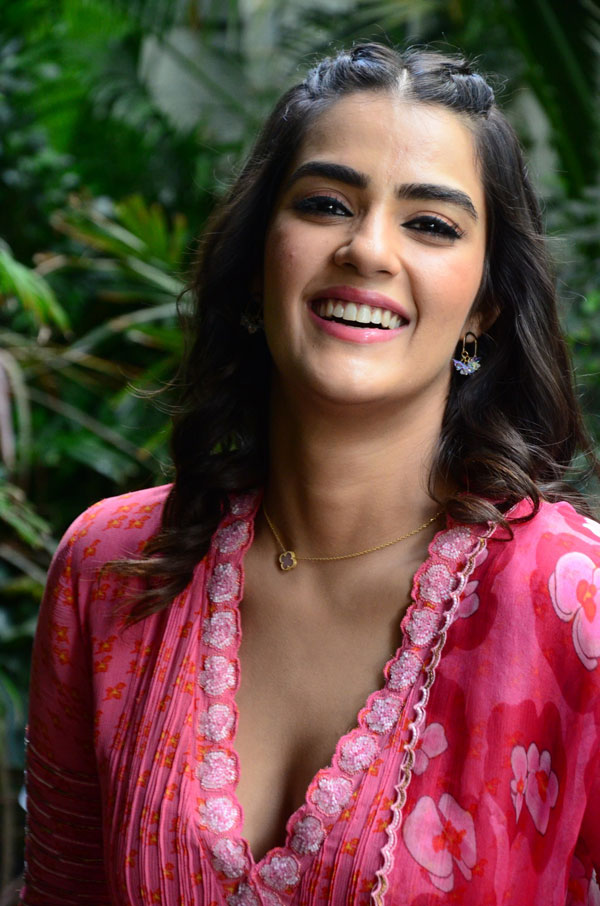 kavya-thapar-stills-5-9.jpg