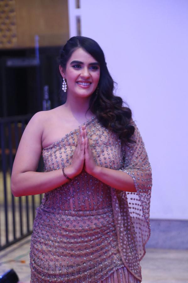kavya-thapar-stills-5.jpg