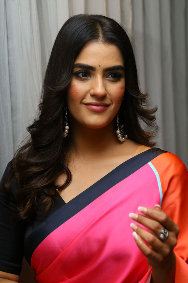 kavya-thapar-stills-6-2.jpg