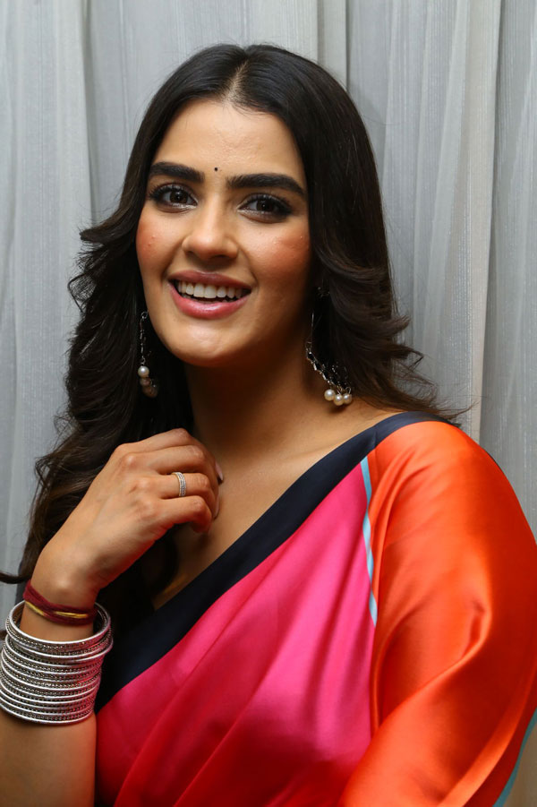 kavya-thapar-stills-6-5.jpg
