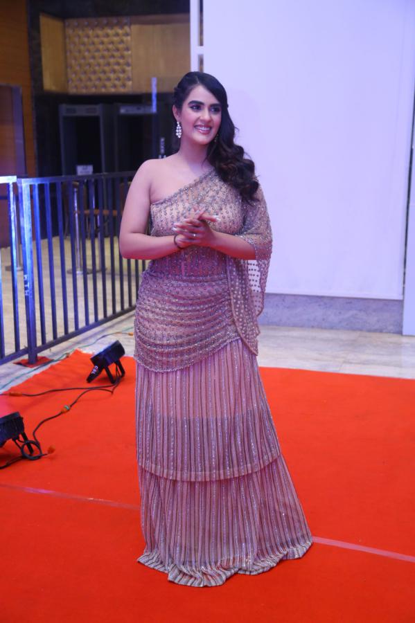 kavya-thapar-stills-6.jpg