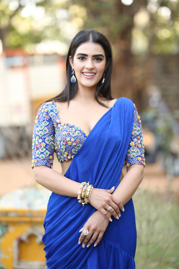 kavya-thapar-stills-7-10.jpg