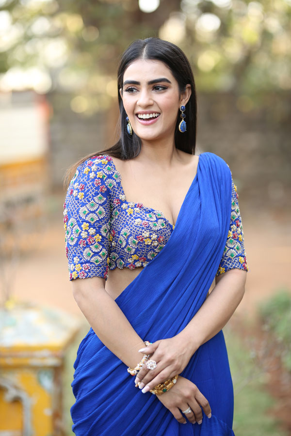 kavya-thapar-stills-7-12.jpg