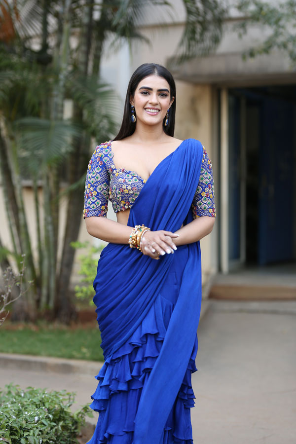 kavya-thapar-stills-7-14.jpg