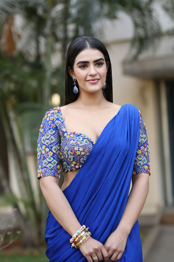 kavya-thapar-stills-7-19.jpg