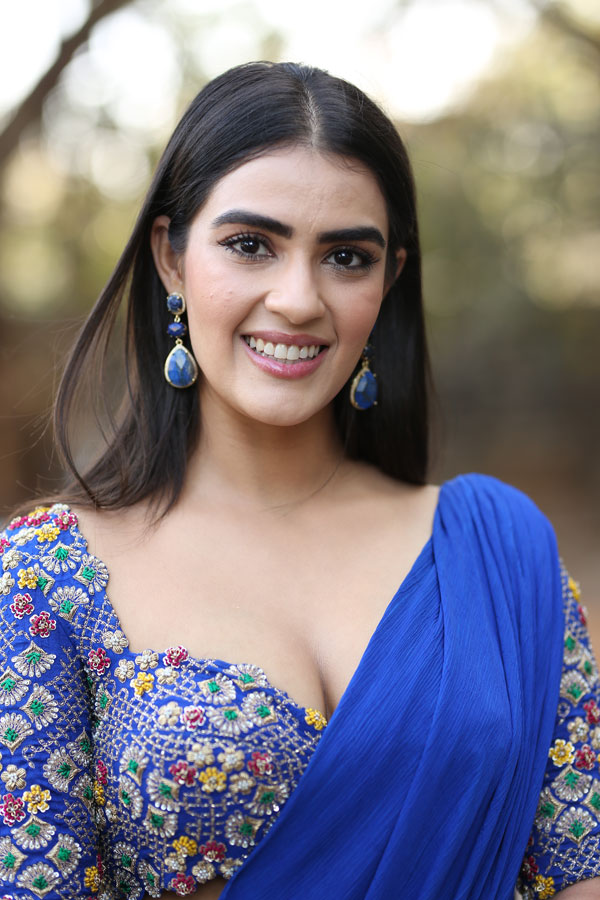 kavya-thapar-stills-7-2.jpg