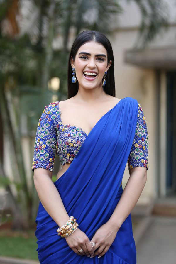 kavya-thapar-stills-7-20.jpg
