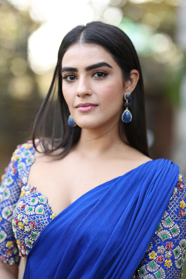 kavya-thapar-stills-7-3.jpg