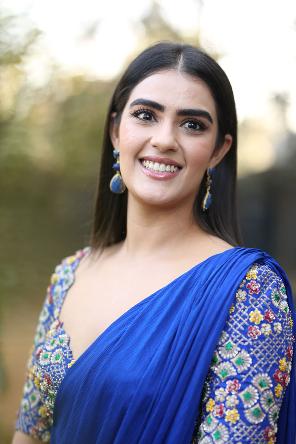 kavya-thapar-stills-7-4.jpg