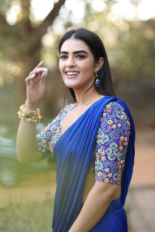 kavya-thapar-stills-7-6.jpg