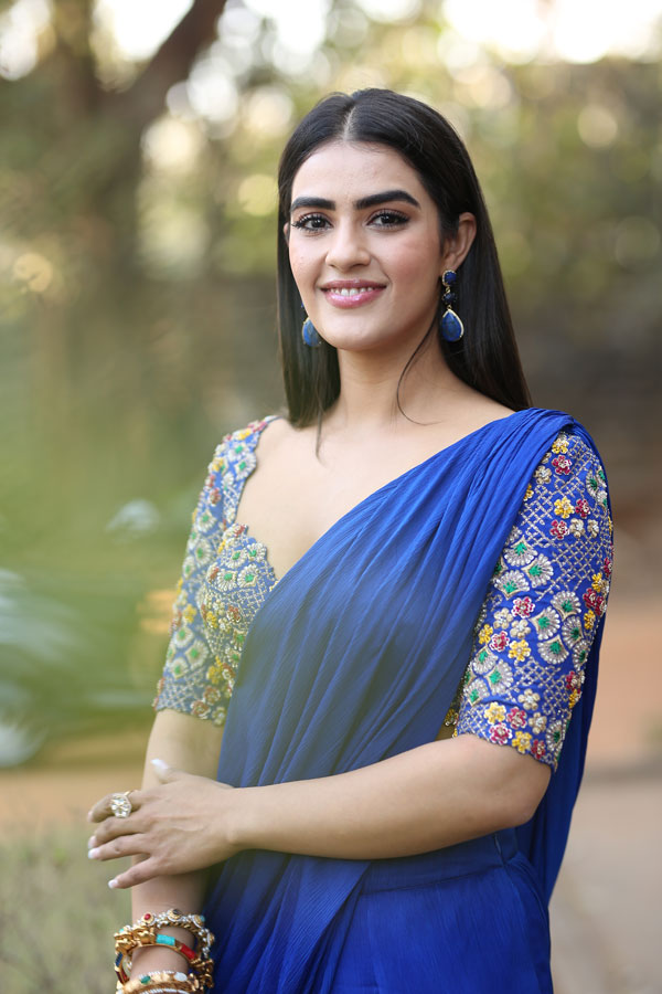 kavya-thapar-stills-7-7.jpg