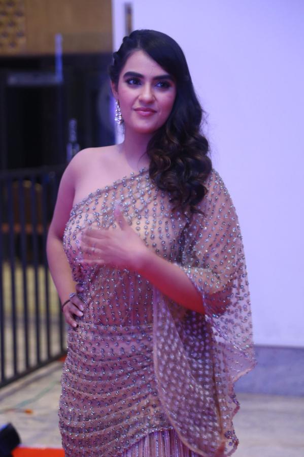 kavya-thapar-stills-7.jpg