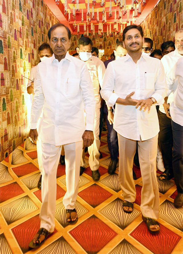kcr-and-ys-jagan-attends-pocharam-grand-daughter-marriage-2.jpg