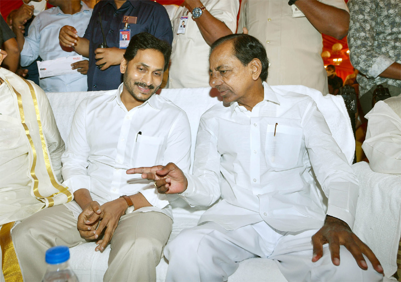 kcr-and-ys-jagan-attends-pocharam-grand-daughter-marriage-3.jpg