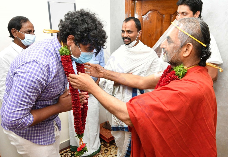 kcr-visits-chinna-jeeyar-swamiji-ashram-in-muchintal-11.jpg