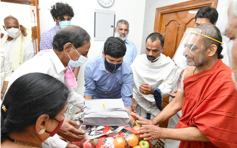 kcr-visits-chinna-jeeyar-swamiji-ashram-in-muchintal-12.jpg