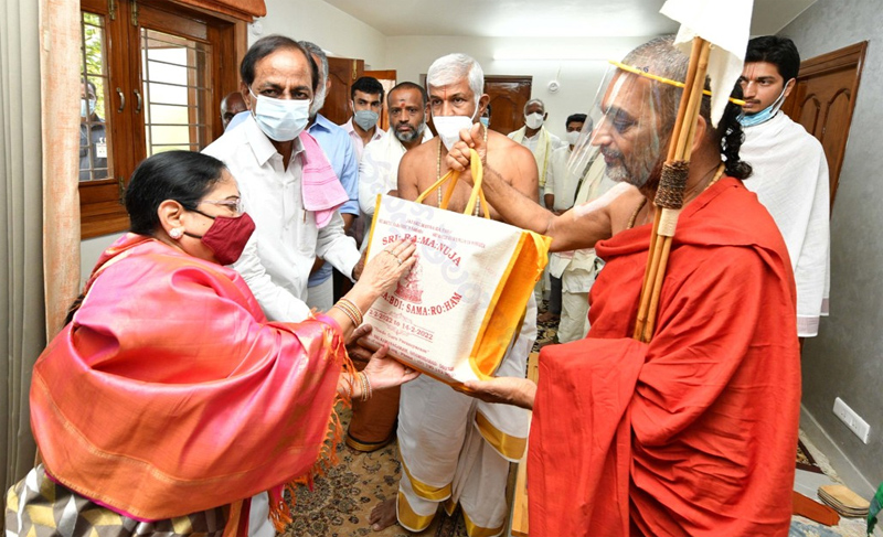 kcr-visits-chinna-jeeyar-swamiji-ashram-in-muchintal-14.jpg