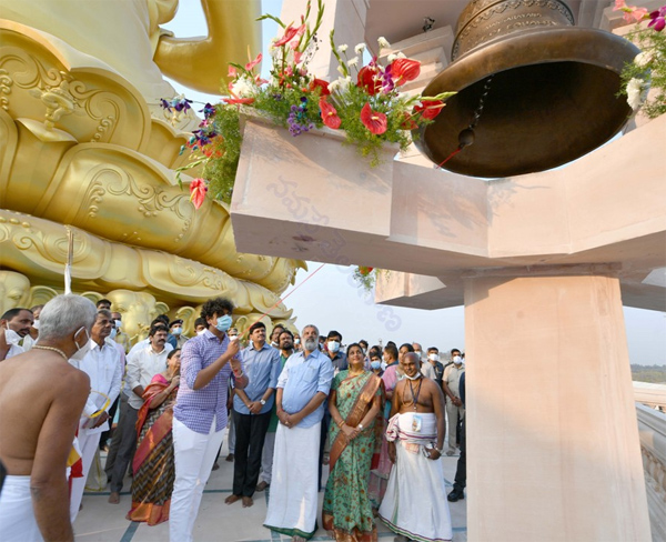 kcr-visits-chinna-jeeyar-swamiji-ashram-in-muchintal-18.jpg