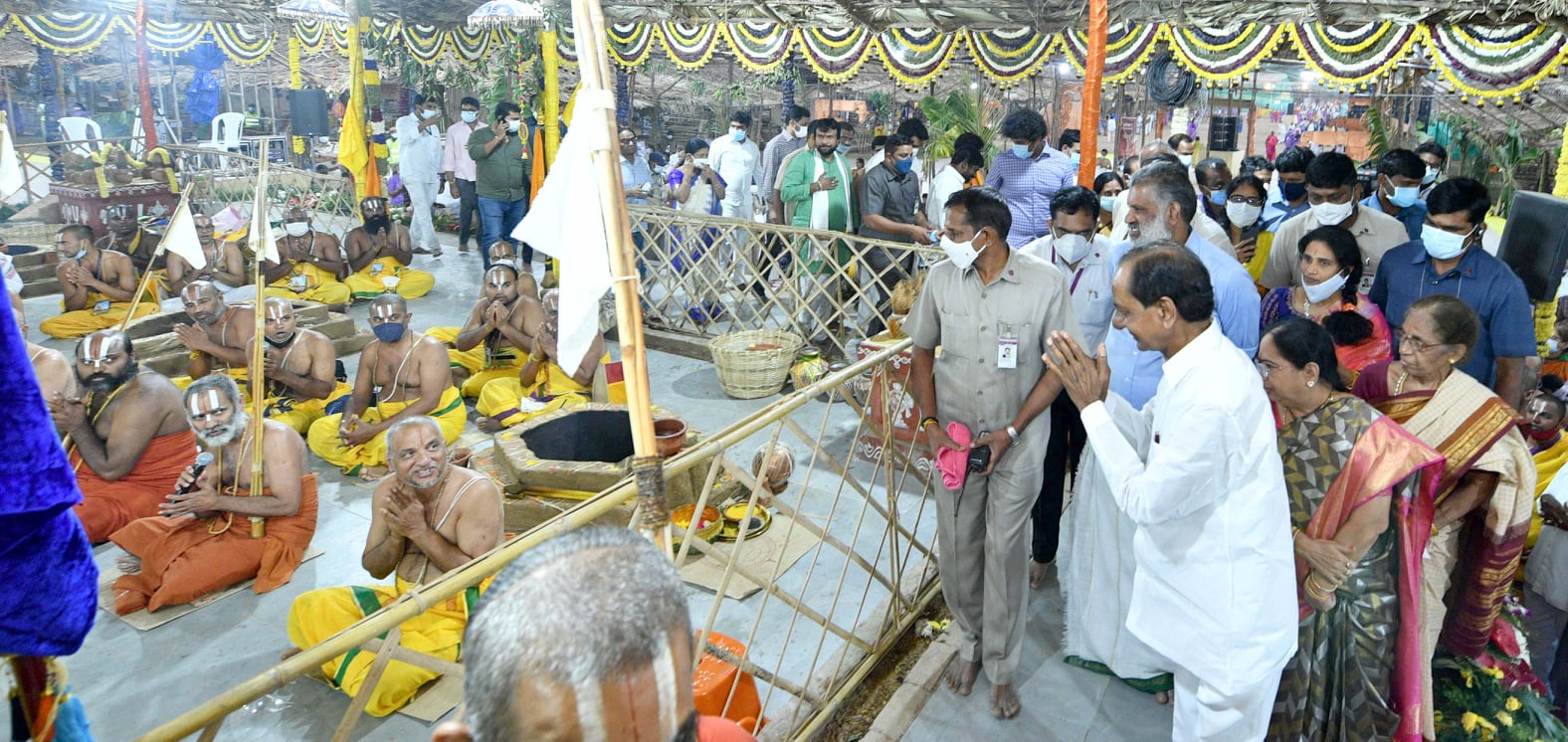 kcr-visits-chinna-jeeyar-swamiji-ashram-in-muchintal-9.jpg