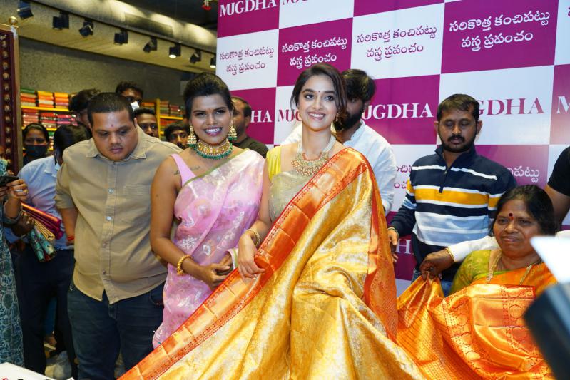 keerthy-suresh-launch-of-mugdha-arts-studio-at-kukatpally-10.jpg