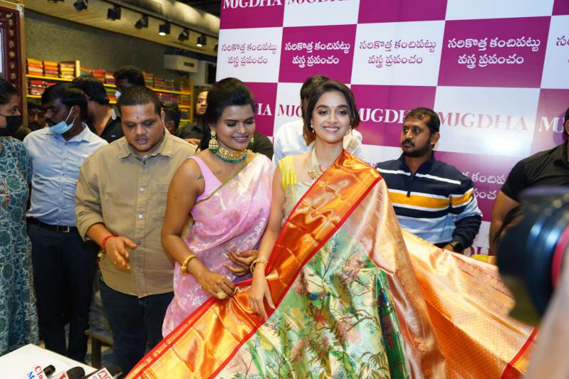 keerthy-suresh-launch-of-mugdha-arts-studio-at-kukatpally-11.jpg