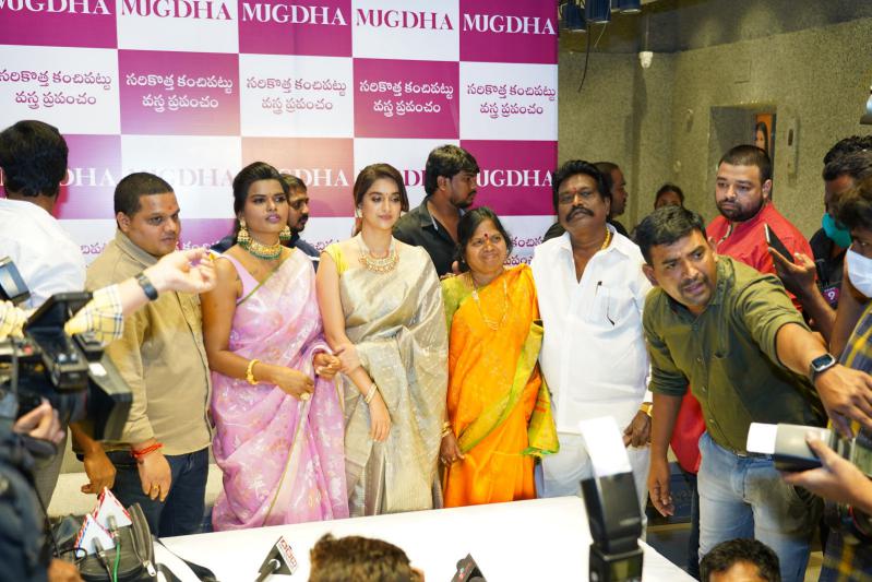 keerthy-suresh-launch-of-mugdha-arts-studio-at-kukatpally-12.jpg