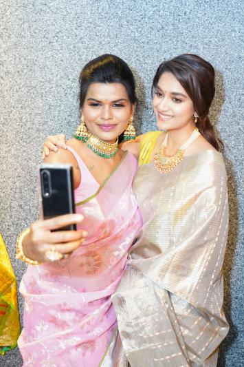 keerthy-suresh-launch-of-mugdha-arts-studio-at-kukatpally-14.jpg
