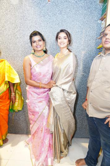 keerthy-suresh-launch-of-mugdha-arts-studio-at-kukatpally-15.jpg