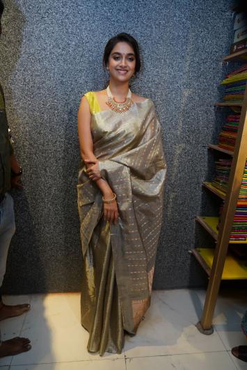 keerthy-suresh-launch-of-mugdha-arts-studio-at-kukatpally-16.jpg