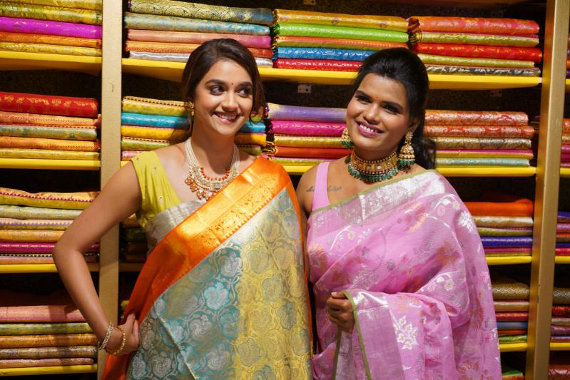 keerthy-suresh-launch-of-mugdha-arts-studio-at-kukatpally-19.jpg