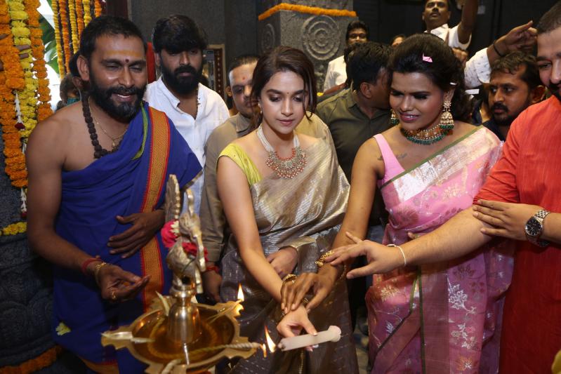 keerthy-suresh-launch-of-mugdha-arts-studio-at-kukatpally-2.jpg