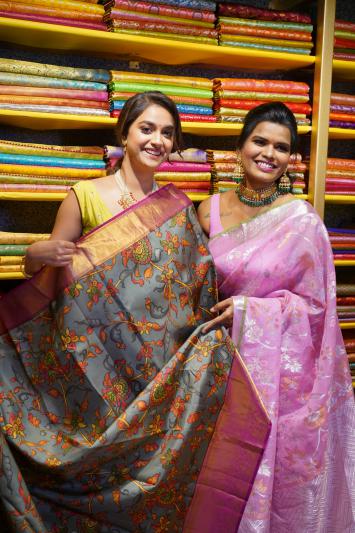 keerthy-suresh-launch-of-mugdha-arts-studio-at-kukatpally-20.jpg