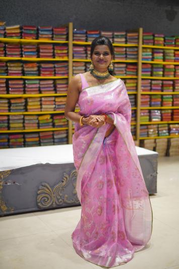 keerthy-suresh-launch-of-mugdha-arts-studio-at-kukatpally-21.jpg