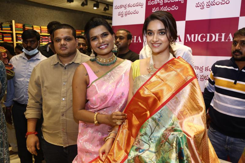 keerthy-suresh-launch-of-mugdha-arts-studio-at-kukatpally-3.jpg