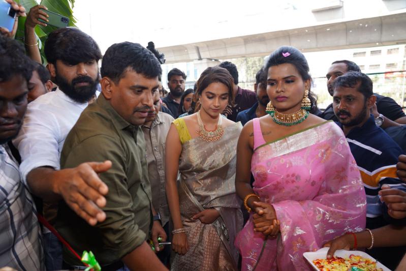 keerthy-suresh-launch-of-mugdha-arts-studio-at-kukatpally-6.jpg