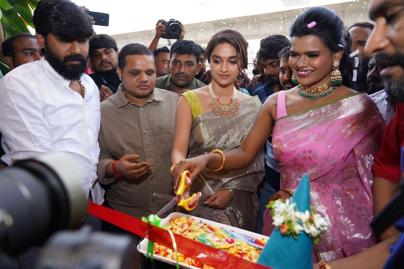 keerthy-suresh-launch-of-mugdha-arts-studio-at-kukatpally-7.jpg