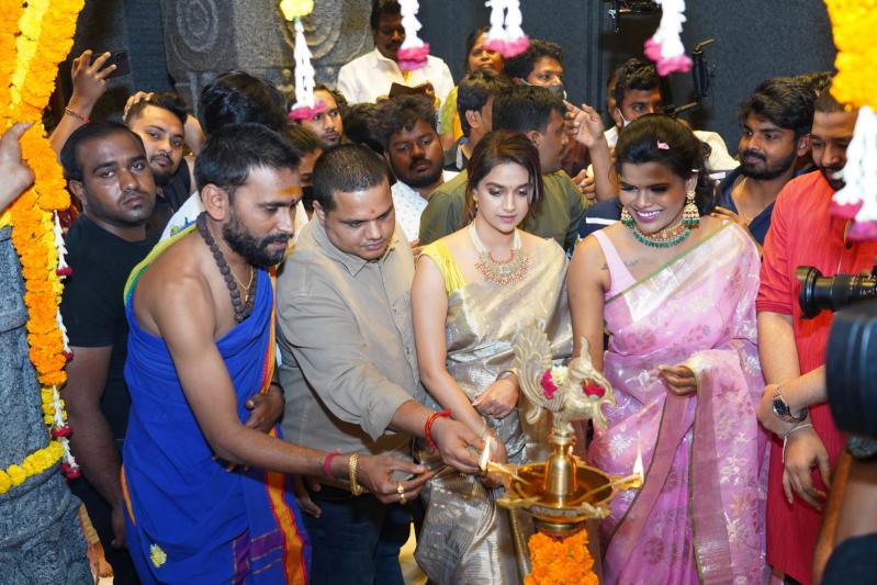 keerthy-suresh-launch-of-mugdha-arts-studio-at-kukatpally-8.jpg