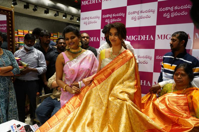 keerthy-suresh-launch-of-mugdha-arts-studio-at-kukatpally-9.jpg