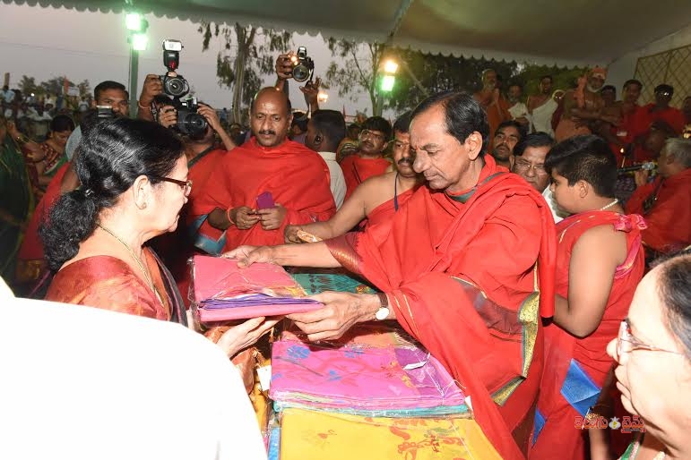 Celebrities Visited Ayutha Chandi Yagam 4th day