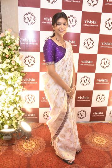 lakshmi-manchu-launch-visista-gold-and-diamond-2.jpg