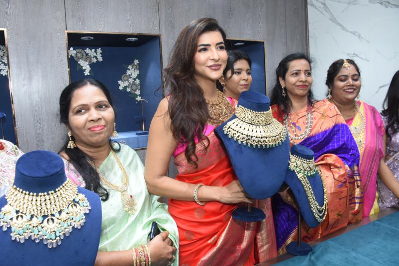 lakshmi-manchu-launch-visista-gold-and-diamond-20.jpg