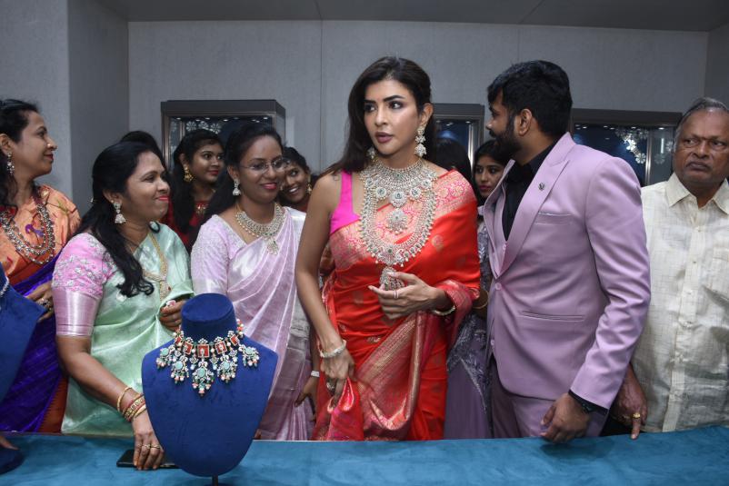 lakshmi-manchu-launch-visista-gold-and-diamond-21.jpg