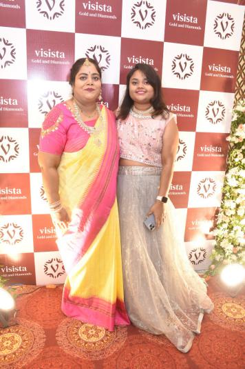 lakshmi-manchu-launch-visista-gold-and-diamond-3.jpg