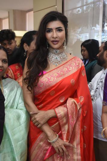 lakshmi-manchu-launch-visista-gold-and-diamond-6.jpg