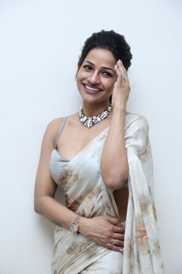 lisha-stills-15.jpg