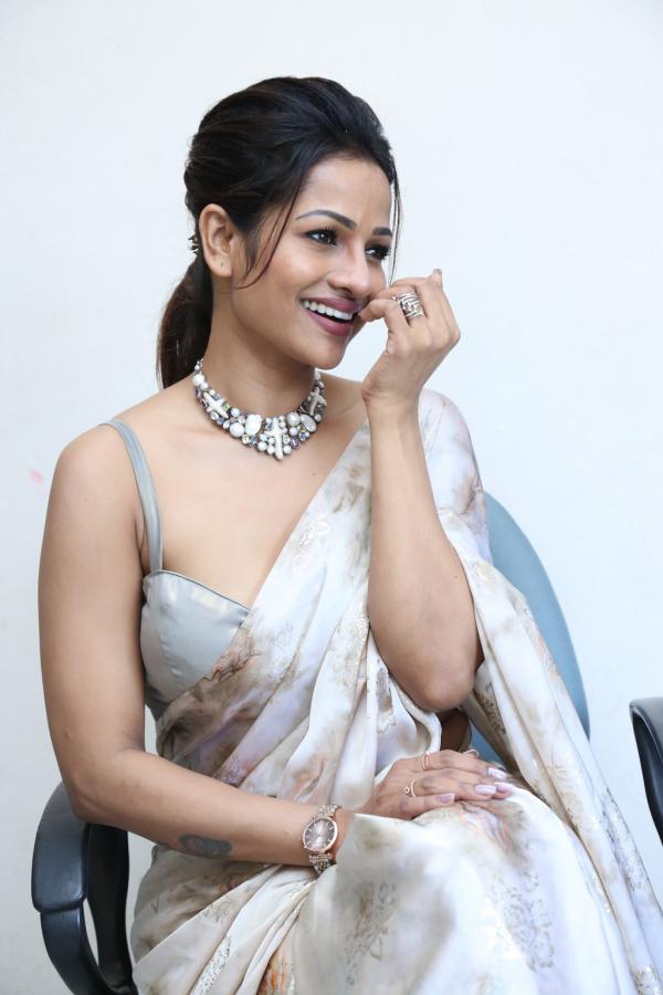 lisha-stills-5.jpg