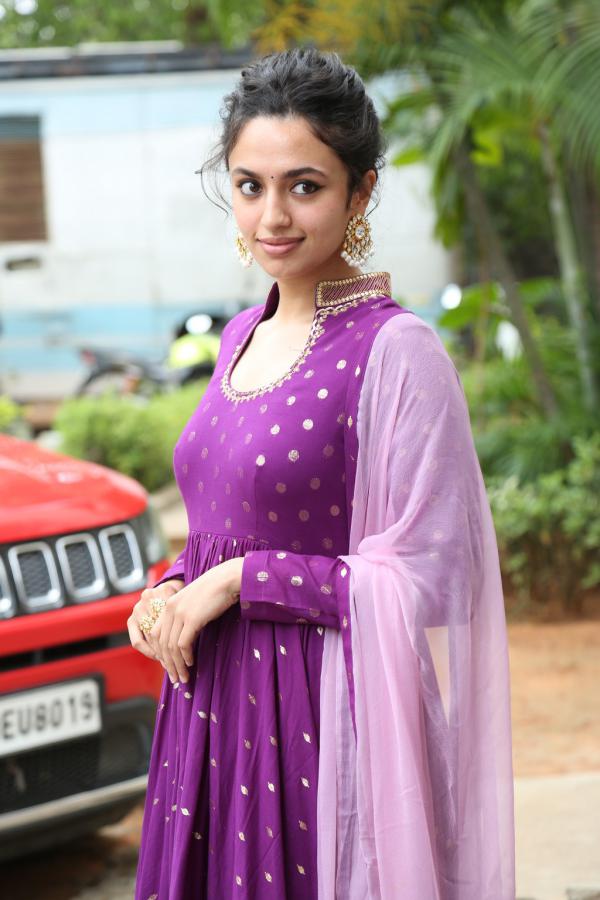 malavika-nair-stills-3-7.jpg